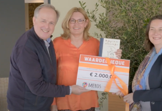 Overhandiging cheque Het Vertrouwde Dorp Houten