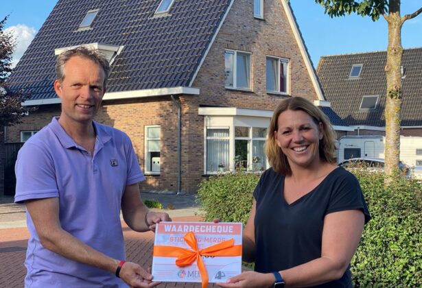 Overhandiging cheque Stichting Nikai 4 Life