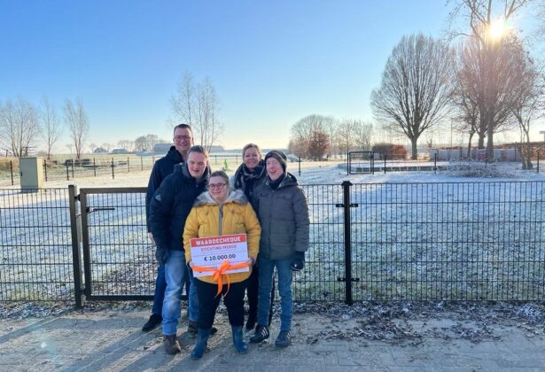 Overhandiging cheque beleeftuin Pieperhoeve