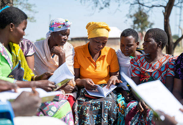 Bijbels en Bijbelstudiemateriaal verspreiden in Tanzania